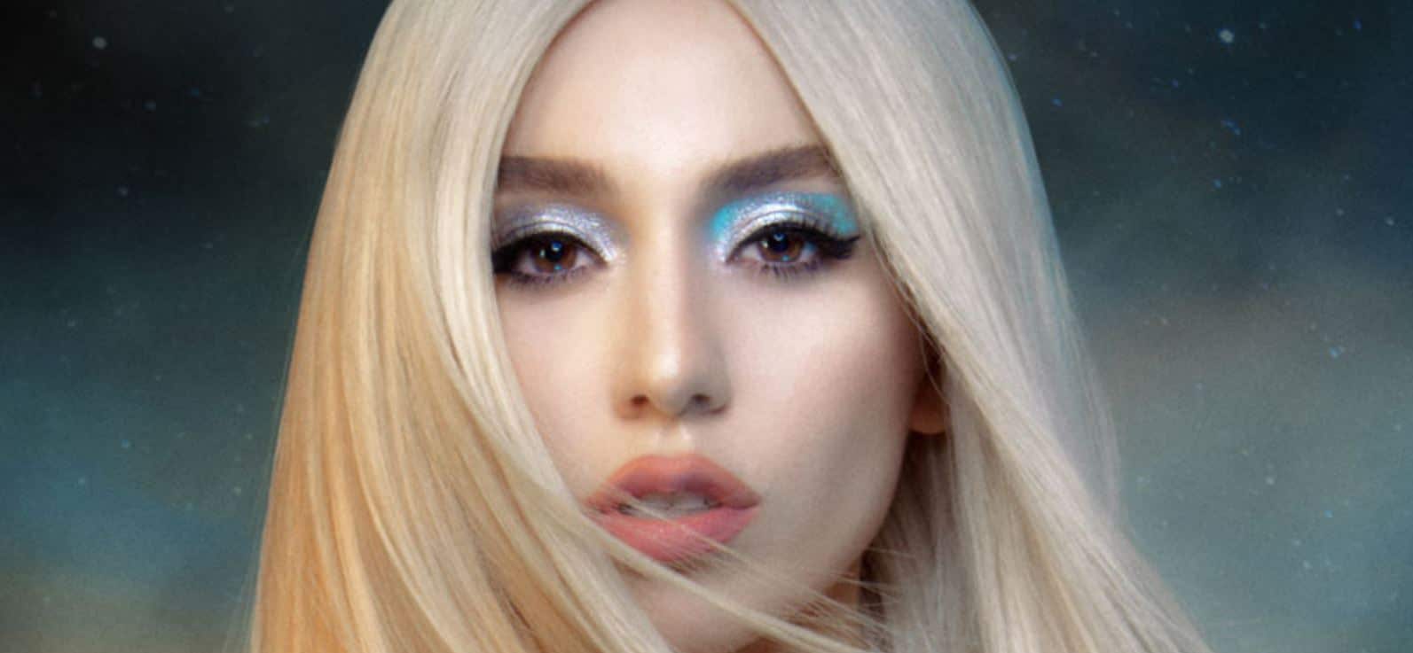 Alok ava max ayla. Ava Max Аманда Кей. Amanda Kay Ava Max. Ava Max Tattoo. Ava Max Blue hair.