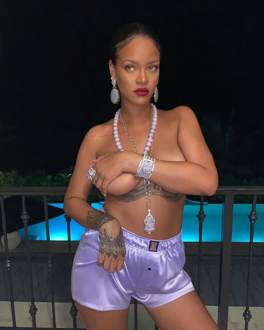 Rihanna Topless: Foto Hot Per Savage X Fenty, Si Copre Il Seno Con Il  Braccio.